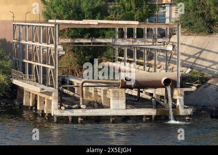 Teil einer Pumpstation des Nils für Bewässerung und Wasserkontrolle entlang des Flussdeltas in Ägypten. Stockfoto