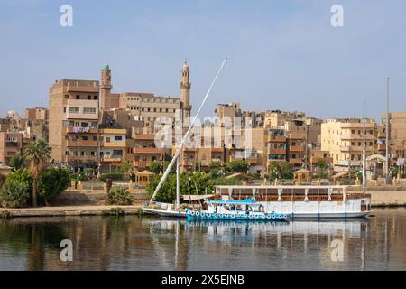 Boote, die an der Uferpromenade des Nils bei Esna in Ägypten, Afrika, ankern oder anlegen. Eine wohlhabende alte Township am Westufer. Stockfoto