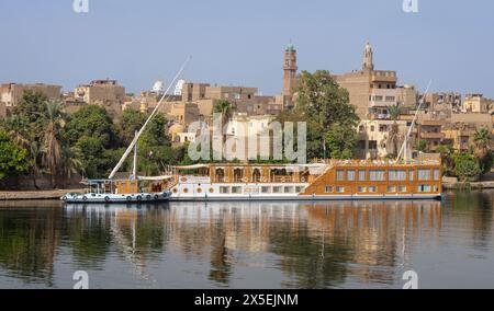 Boote, die an der Uferpromenade des Nils bei Esna in Ägypten, Afrika, ankern oder anlegen. Eine wohlhabende alte Township am Westufer. Stockfoto