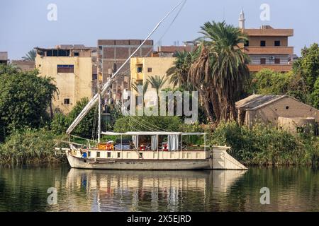 Boote, die an der Uferpromenade des Nils bei Esna in Ägypten, Afrika, ankern oder anlegen. Eine wohlhabende alte Township am Westufer. Stockfoto