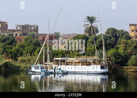 Boote, die an der Uferpromenade des Nils bei Esna in Ägypten, Afrika, ankern oder anlegen. Eine wohlhabende alte Township am Westufer. Stockfoto