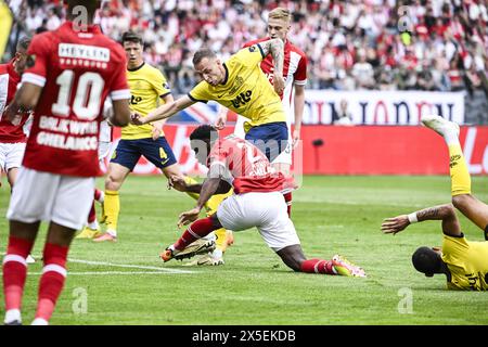 Brüssel, Belgien Mai 2024. Gustaf Nilsson und Mandela Keita aus Antwerpen wurden im Spiel zwischen RUSG Royale Union Saint-Gilloise gegen RAFC Royal Antwerp FC, dem Finale des belgischen Croky Cup, im King Baudouin Stadion in Brüssel am Donnerstag, den 09. Mai 2024, im Spiel gezeigt. BELGA FOTO TOM GOYVAERTS Credit: Belga Nachrichtenagentur/Alamy Live News Stockfoto