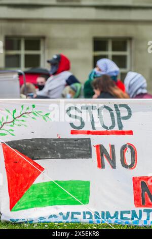 London, Großbritannien. Mai 2024. Die Menschen kommen und gehen, aber das Studentenleben geht weitgehend um sie herum - Ein Studentenlager, die 'SOAS befreite Zone' (etwa 30 ständige Studenten und eine Reihe von Zelten) bildet sich zur Unterstützung Palästinas, die zu einer Waffenruhe aufruft und Israel Palästina-Proteste auf dem SOAS-Campus aufhört (Teil der Verbreitung von US-Universitäten). Guy Bell/Alamy Live News Stockfoto