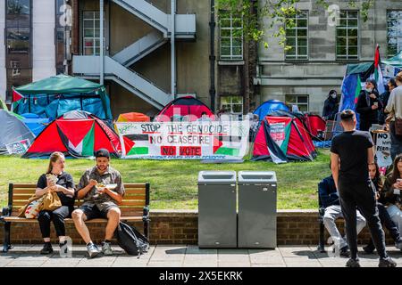 London, Großbritannien. Mai 2024. Die Menschen kommen und gehen, aber das Studentenleben geht weitgehend um sie herum - Ein Studentenlager, die 'SOAS befreite Zone' (etwa 30 ständige Studenten und eine Reihe von Zelten) bildet sich zur Unterstützung Palästinas, die zu einer Waffenruhe aufruft und Israel Palästina-Proteste auf dem SOAS-Campus aufhört (Teil der Verbreitung von US-Universitäten). Guy Bell/Alamy Live News Stockfoto