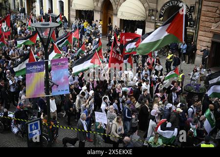 Demonstranten während der Stop Israel Demonstration zwischen Stortorget und Mölleplatsen in Malmö, Schweden, Donnerstag, 09. Mai 2024. Die Stop Israel Demonstration wird voraussichtlich über 20.000 Teilnehmer anziehen und zielt auf die Teilnahme Israels an der 68. Ausgabe des Eurovision Song Contests (ESC) in der Malmö Arena ab. Foto: Johan Nilsson/TT/Code 50090 Credit: TT News Agency/Alamy Live News Stockfoto