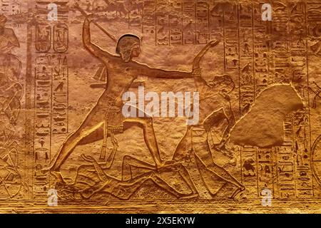 Eine Reliefschnitzerei, in der Ramesses II. Seine Feinde in der Schlacht von Kadesh besiegt. Im Inneren des Großen Tempels von Ramesses II, Abu Simbel, Ägypten. Stockfoto