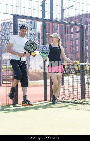 Ukraine Kiew, 02. April 2024. Padel Training Coach in einer Sitzung, Mentoring einer Schülerin, Förderung der Kompetenzentwicklung und eines positiven Lernens Stockfoto