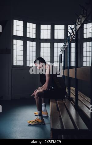 Loughborough, Vereinigtes Königreich. 5. April 2024. Der britische Jonathan Broom-Edwards posiert vor der Para-Leichtathletik-Weltmeisterschaft 2024 für ein Porträt. Quelle: George Tewkesbury/Alamy Live News Stockfoto