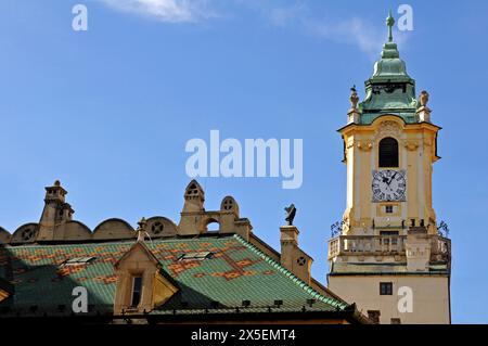 Der Uhrenturm und das gekachelte Dach des historischen Alten Rathauses von Bratislava auf dem Hauptplatz der Stadt. Der Komplex beherbergt heute das Stadtmuseum von Bratislava. Stockfoto