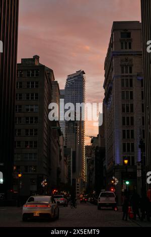Stadtbild Von Montreal. Es ist ein schöner Herbsttag. Das natürliche Licht des Sonnenuntergangs lässt die Stadt hell erscheinen. Stockfoto