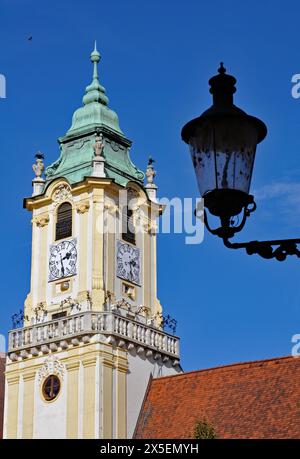 Der Uhrenturm des historischen Alten Rathauses von Bratislava auf dem Hauptplatz der Stadt. Der Komplex beherbergt heute das Stadtmuseum von Bratislava. Stockfoto