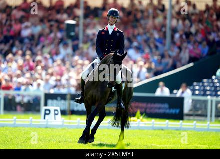 Grafennacht wurde von William Fox-Pitt während der Dressur am zweiten Tag der Badminton Horse Trials 2024 auf dem Badminton Estate in Gloucestershire geritten. Bilddatum: Donnerstag, 9. Mai 2024. Stockfoto