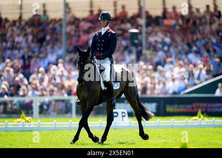 Grafennacht wurde von William Fox-Pitt während der Dressur am zweiten Tag der Badminton Horse Trials 2024 auf dem Badminton Estate in Gloucestershire geritten. Bilddatum: Donnerstag, 9. Mai 2024. Stockfoto