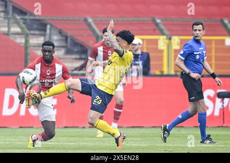 Brüssel, Belgien Mai 2024. Die Antwerpener Mandela Keita und die Union Cameron Puertas Castro wurden im Spiel zwischen RUSG Royale Union Saint-Gilloise und RAFC Royal Antwerp FC, dem Finale des belgischen Croky Cups, im King Baudouin Stadion in Brüssel am Donnerstag, den 09. Mai 2024, gezeigt. BELGA FOTO TOM GOYVAERTS Credit: Belga Nachrichtenagentur/Alamy Live News Stockfoto