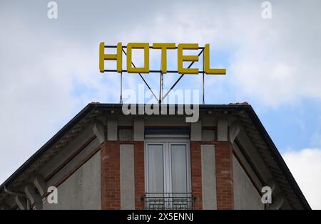 Paris, Frankreich. Mai 2024. Die Hotelbeschriftung befindet sich auf dem Dach eines Hotels. Die Olympischen Spiele und Paralympics finden im Sommer in Frankreich statt. Robert Michael/dpa/Alamy Live News Stockfoto