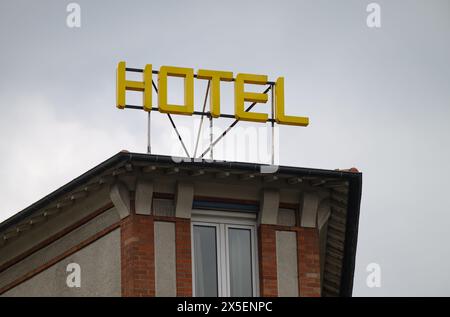 Paris, Frankreich. Mai 2024. Die Hotelbeschriftung befindet sich auf dem Dach eines Hotels. Die Olympischen Spiele und Paralympics finden im Sommer in Frankreich statt. Robert Michael/dpa/Alamy Live News Stockfoto