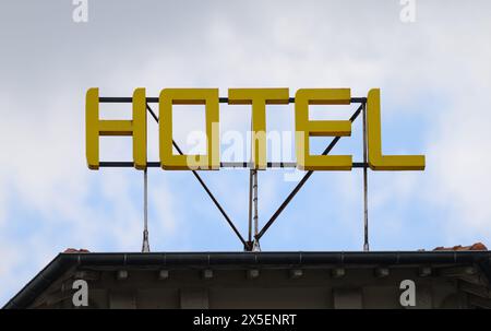 Paris, Frankreich. Mai 2024. Die Hotelbeschriftung befindet sich auf dem Dach eines Hotels. Die Olympischen Spiele und Paralympics finden im Sommer in Frankreich statt. Robert Michael/dpa/Alamy Live News Stockfoto