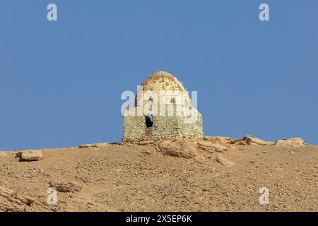 Auf einem Hügel gelegene Grabstätte am Nil in der Nähe von Assuan, Ägypten, Afrika Stockfoto