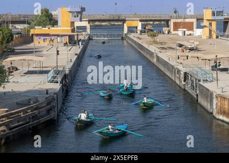 Die Schleuse und der Staudamm Esna wurde 1908 während der Regierungszeit von Khedive Abbas Hilmi II. Erbaut und anschließend renoviert und 1996 wieder eröffnet. Ägypten. Stockfoto