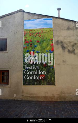 CORNILLON-CONFOUX (NAHE SALON DE PROVENCE, FRANKREICH) Stockfoto
