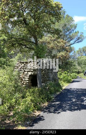 CORNILLON-CONFOUX (nahe SALON DE PROVENCE, FRANKREICH) Borie (Shepered's Shelter in Trockenstein) Stockfoto