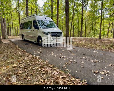 Hohenwald, TN USA - 8. Oktober 2023: Ein Mercedes-Wohnmobil auf einem Campingplatz auf dem Campingplatz Meriwether Lewis bei Hohenwald, TN USA. Stockfoto