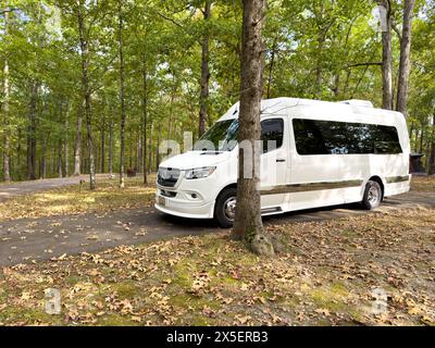 Hohenwald, TN USA - 8. Oktober 2023: Ein Mercedes-Wohnmobil auf einem Campingplatz auf dem Campingplatz Meriwether Lewis bei Hohenwald, TN USA. Stockfoto