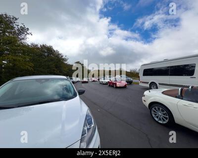 Cherokee, NC USA - October 6, 2023: Coming into an overlook from the road of the changing leaves the Blue Ridge Parkway on a sunny day. Stockfoto