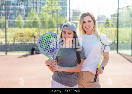 Ukraine, Kiew, 03. Mai 2024, Mutter und Tochter mit Kopf- und Adidas-Schlägern Stockfoto