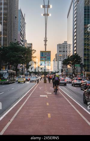 Hauptverkehrszeit in der Paulista Avenue, Sao Paulo, Brasilien. Mai 2024. Stockfoto