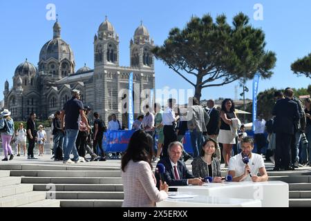 Marseille, Frankreich. Mai 2024. Tony Estanguet (1. Front R), Präsident des Organisationskomitees der Olympischen Spiele 2024 in Paris, spricht in einem TV-Interview während der Staffel der Olympischen Flamme von Paris 2024 in Marseille, Frankreich, 9. Mai 2024. Quelle: Julien Mattia/Xinhua/Alamy Live News Stockfoto