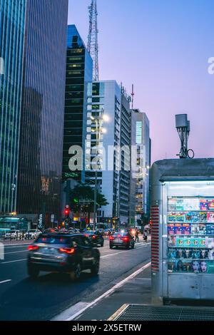 Nacht in der Paulista Avenue, São Paulo, Brasilien. Mai 2024. Stockfoto