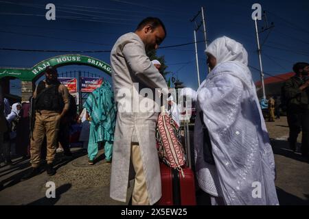 Srinagar, Indien. Mai 2024. Die Menschen verabschieden sich von der ersten Reihe von Kaschmir-Muslimen, die am 9. Mai 2024 zur jährlichen Hajj-Pilgerfahrt nach Mekka vor dem Hajj-Haus in Srinagar, der indischen Regierung Kaschmir, abreisen. (Foto von Mubashir Hassan/Pacific Press) Credit: Pacific Press Media Production Corp./Alamy Live News Stockfoto