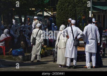 Srinagar, Indien. Mai 2024. Kaschmir-Pilger kommen am Hajj-Haus an, bevor sie am 9. Mai 2024 zum Hajj-Haus nach Mekka vor dem Hajj-Haus in Srinagar, dem indianischen Kaschmir, abreisen. (Foto von Mubashir Hassan/Pacific Press) Credit: Pacific Press Media Production Corp./Alamy Live News Stockfoto