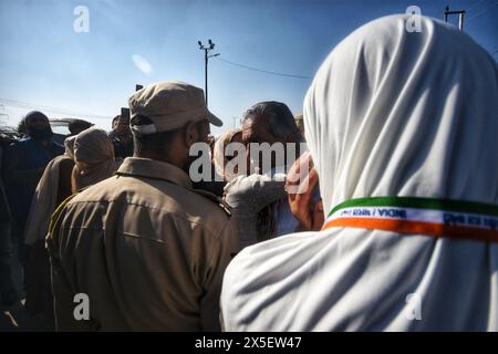 Srinagar, Indien. Mai 2024. Die Frau küsst ihren Verwandten, bevor sie am 9. Mai 2024 zur jährlichen Pilgerfahrt nach Mekka vor dem Hajj-Haus in Srinagar, dem indischen Kaschmir, aufbricht. (Foto von Mubashir Hassan/Pacific Press) Credit: Pacific Press Media Production Corp./Alamy Live News Stockfoto