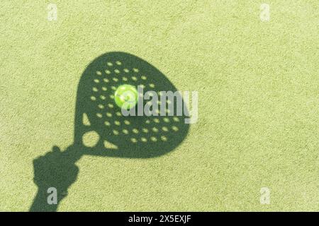 Paddle-Tennisschläger Schatten auf Bällen. Stockfoto