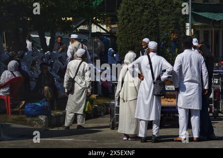 Srinagar, Jammu Und Kaschmir, Indien. Mai 2024. Kaschmir-Pilger kommen am Hajj-Haus an, bevor sie am 9. Mai 2024 zum Hajj-Haus nach Mekka vor dem Hajj-Haus in Srinagar, dem indianischen Kaschmir, abreisen. (Kreditbild: © Mubashir Hassan/Pacific Press via ZUMA Press Wire) NUR REDAKTIONELLE VERWENDUNG! Nicht für kommerzielle ZWECKE! Stockfoto