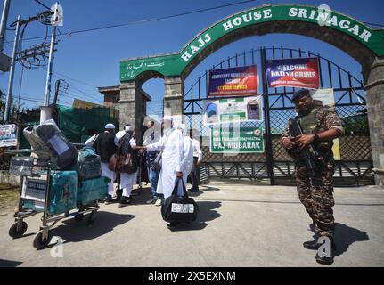 Srinagar, Jammu Und Kaschmir, Indien. Mai 2024. Kaschmir-Pilger kommen am Hajj-Haus an, bevor sie am 9. Mai 2024 zum Hajj-Haus nach Mekka vor dem Hajj-Haus in Srinagar, dem indianischen Kaschmir, abreisen. (Kreditbild: © Mubashir Hassan/Pacific Press via ZUMA Press Wire) NUR REDAKTIONELLE VERWENDUNG! Nicht für kommerzielle ZWECKE! Stockfoto