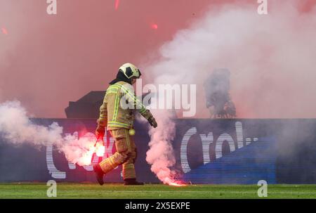 Brüssel, Belgien Mai 2024. Feuerwehrleute, die beim Spiel zwischen RUSG Royale Union Saint-Gilloise gegen RAFC Royal Antwerp FC, dem Finale des belgischen Croky Cups, im King Baudouin Stadion in Brüssel am Donnerstag, den 9. Mai 2024, zu sehen waren. BELGA PHOTO VIRGINIE LEFOUR Credit: Belga News Agency/Alamy Live News Stockfoto