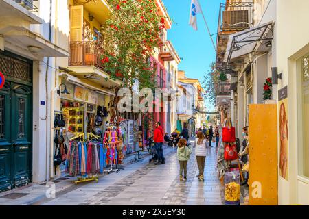 Eine farbenfrohe und enge Gasse mit Geschäften und Cafés in der historischen Altstadt von Naplio, Griechenland, einer Küstenstadt auf dem südlichen Peloponnes Stockfoto