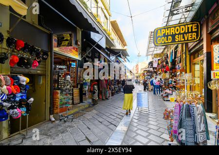 Der Flohmarkt Monastiraki, eine enge Gasse von Händlern, die Souvenirs und Geschenke im historischen Stadtteil Monastiraki in Athen verkaufen. Stockfoto