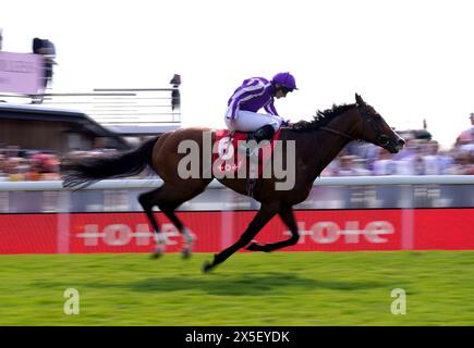 Point Lonsdale wurde von Jockey Ryan Moore auf dem Weg zum Gewinn der tote.co.uker-Rennen beim Boodles May Festival Ladies Day auf der Chester Racecourse gefahren. Bilddatum: Donnerstag, 9. Mai 2024. Stockfoto