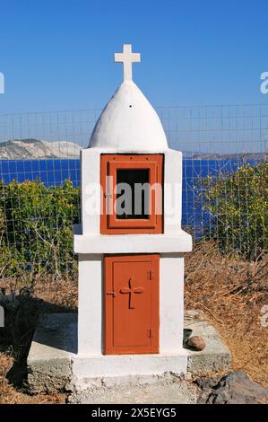 Schrein am Straßenrand auf der Insel Nisyros, Dodekanese, Griechenland Stockfoto