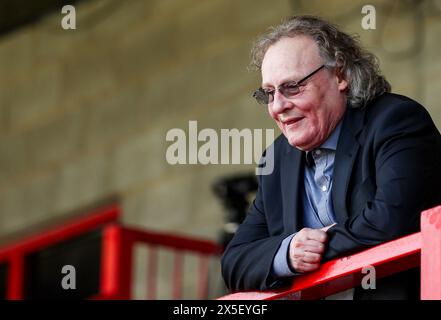 Pete Winkelman, Besitzer von Milton Keynes Dons, in den Tribünen während des Halbfinales der Sky Bet League 2, im ersten Legspiel im Broadfield Stadium, Crawley. Bilddatum: Dienstag, 7. Mai 2024. Stockfoto