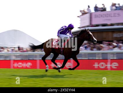 Point Lonsdale wurde von Jockey Ryan Moore auf dem Weg zum Gewinn der tote.co.uker-Rennen beim Boodles May Festival Ladies Day auf der Chester Racecourse gefahren. Bilddatum: Donnerstag, 9. Mai 2024. Stockfoto