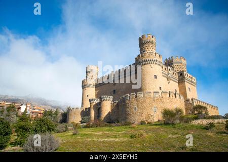 Castle und El Yelmo. Manzanares El Real, Provinz Madrid, Spanien. Stockfoto