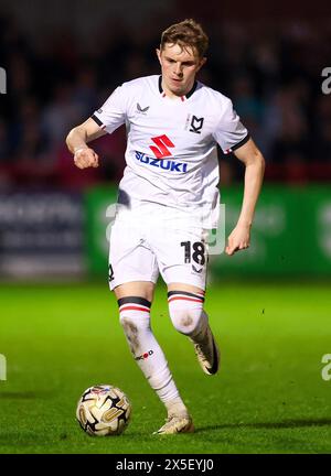 Milton Keynes Dons' Max Dean im Halbfinale der Sky Bet League Two, im ersten Legspiel im Broadfield Stadium, Crawley. Bilddatum: Dienstag, 7. Mai 2024. Stockfoto