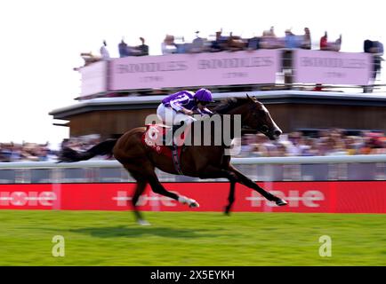 Point Lonsdale wurde von Jockey Ryan Moore auf dem Weg zum Gewinn der tote.co.uker-Rennen beim Boodles May Festival Ladies Day auf der Chester Racecourse gefahren. Bilddatum: Donnerstag, 9. Mai 2024. Stockfoto