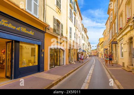 Eine farbenfrohe Straße mit Geschäften im historischen mittelalterlichen Altstadtviertel der Küstenstadt Saint-Tropez Frankreich, entlang der Cote d'Azur französischen Riviera Stockfoto