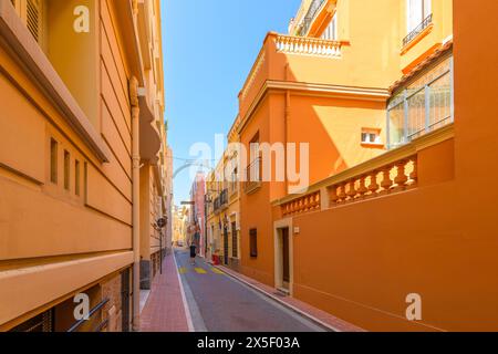Eine schmale, farbenfrohe Gasse in der farbenfrohen Altstadt mittelalterlichen Viertel am Felsen entlang der Cote d'Azur in Monaco City, Monaco Stockfoto